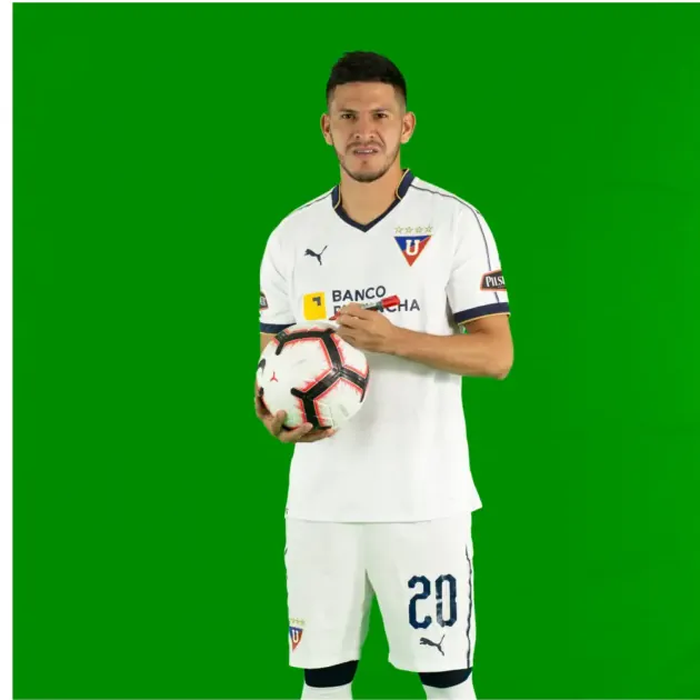 Futbolista con balón en estudio