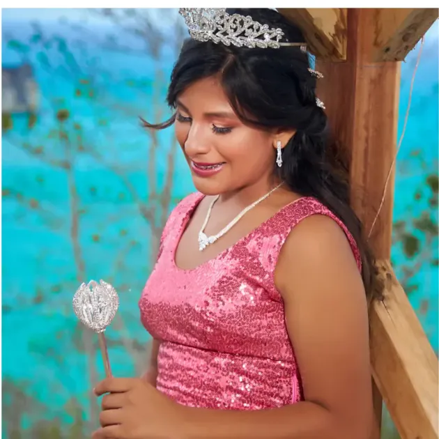 Retrato de quinceañera con vestido rosa
