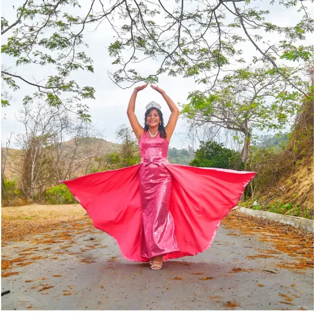Quinceañera con vestido rojo en exteriores