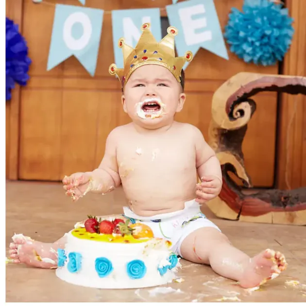 Bebé partiendo su torta de primer añito