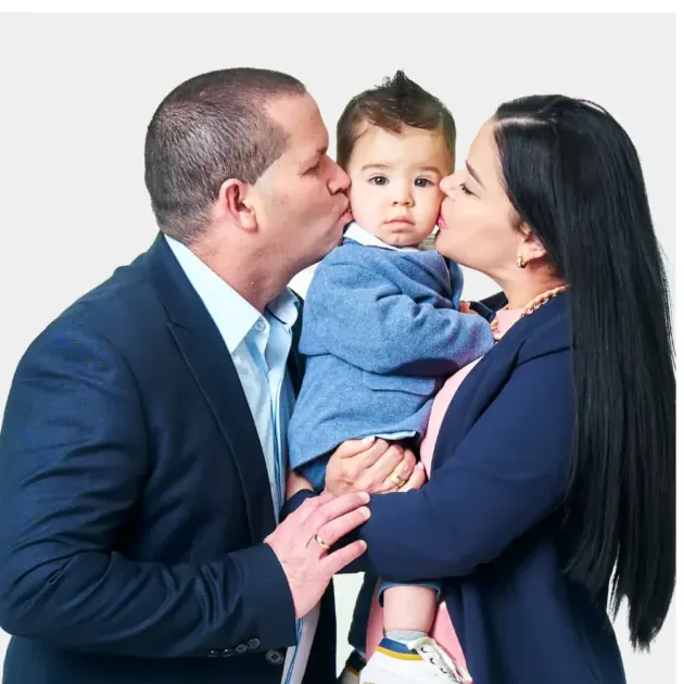Padres cargando a su bebé en sesión familiar