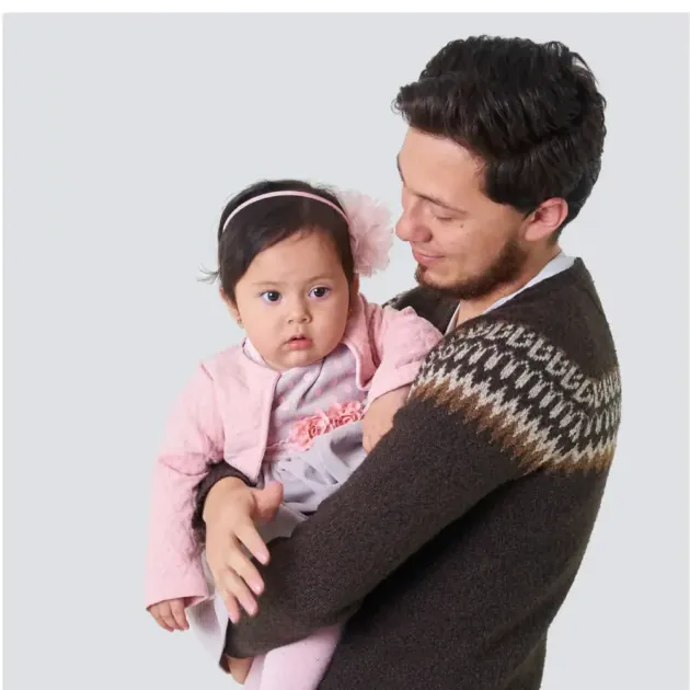 Padre cargando a su hija en sesión familiar