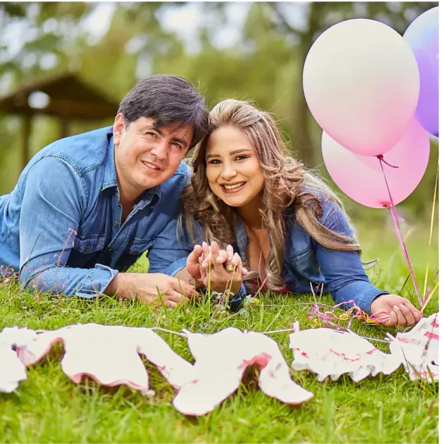 Pareja embarazada en exteriores con globos