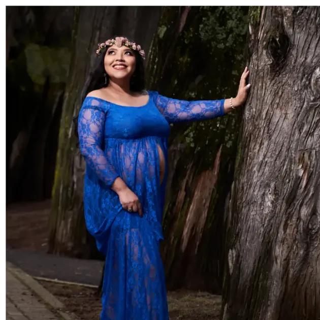 Sesión de embarazo con vestido azul en exteriores