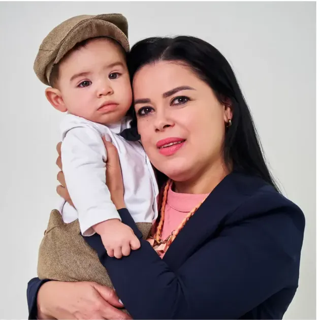 Madre cargando a su bebé en sesión de estudio