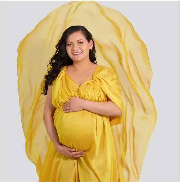 Retrato de embarazo con vestido amarillo
