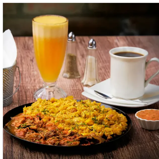 Plato criollo con jugo natural y café, fotografía gastronómica