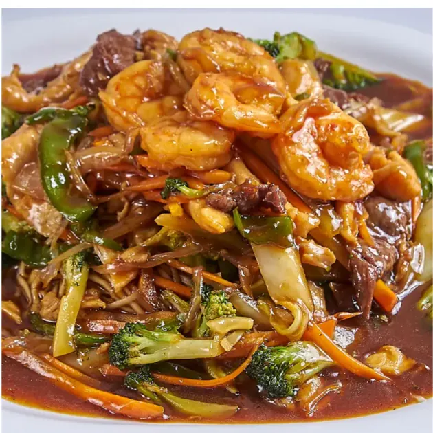 Salteado de camarón con verduras, comida china