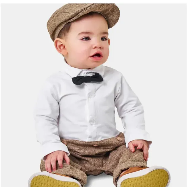 Bebé con gorro y corbatín en sesión de estudio