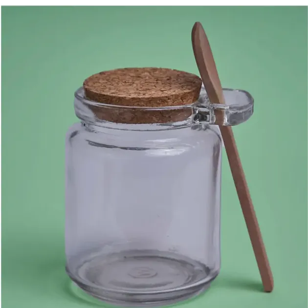 Frasco de vidrio con tapa de corcho y cuchara de madera